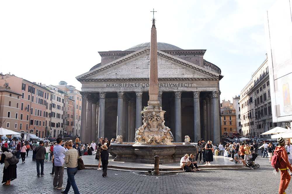 A fountain with a double name: some call it the Pantheon Fountain, others call it 'Fontana della Rotonda', in front of the Pantheon