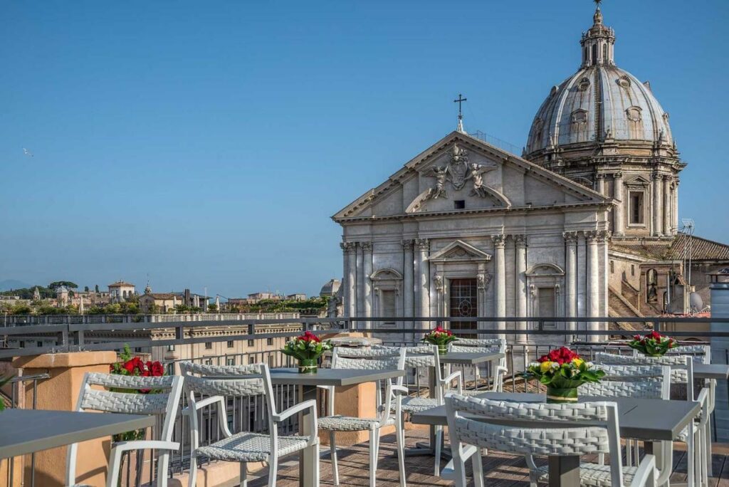 Beautiful Roof Bar with a 360° view of all the monuments and archaeological sites in the historic center of Rome